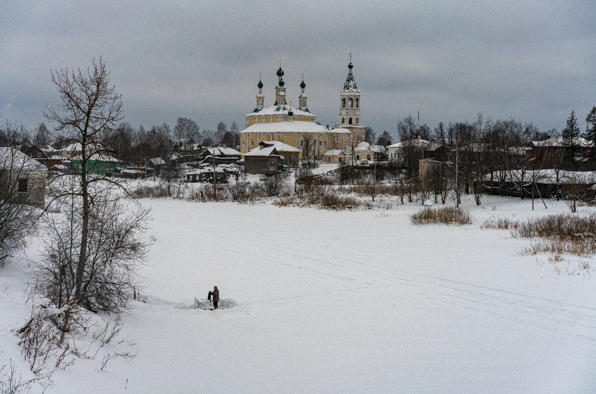 Женщина полощет белье в р. Кострома на фоне Собора Рождества Богородицы