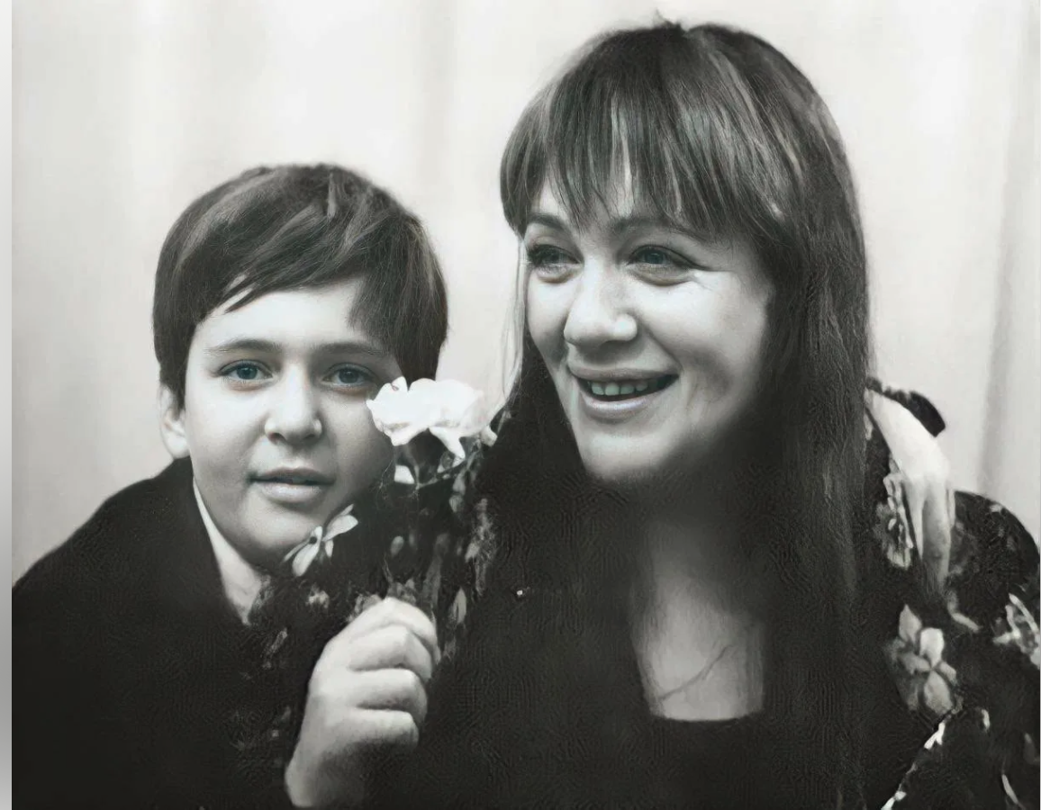 Денис с мамой Галиной Волчек