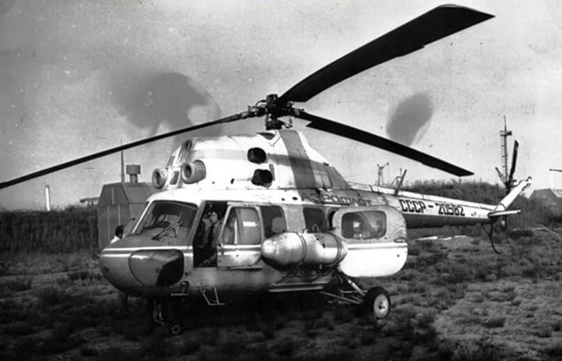 Петр Федорович Бухало за штурвалом вертолета Ми-2. Львовская область, 1980. Фото сделано в период выполнения работ по оказанию помощи населению, пострадавшему от наводнения.