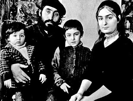 Фотография Аветисяна с сыновьями и женой.