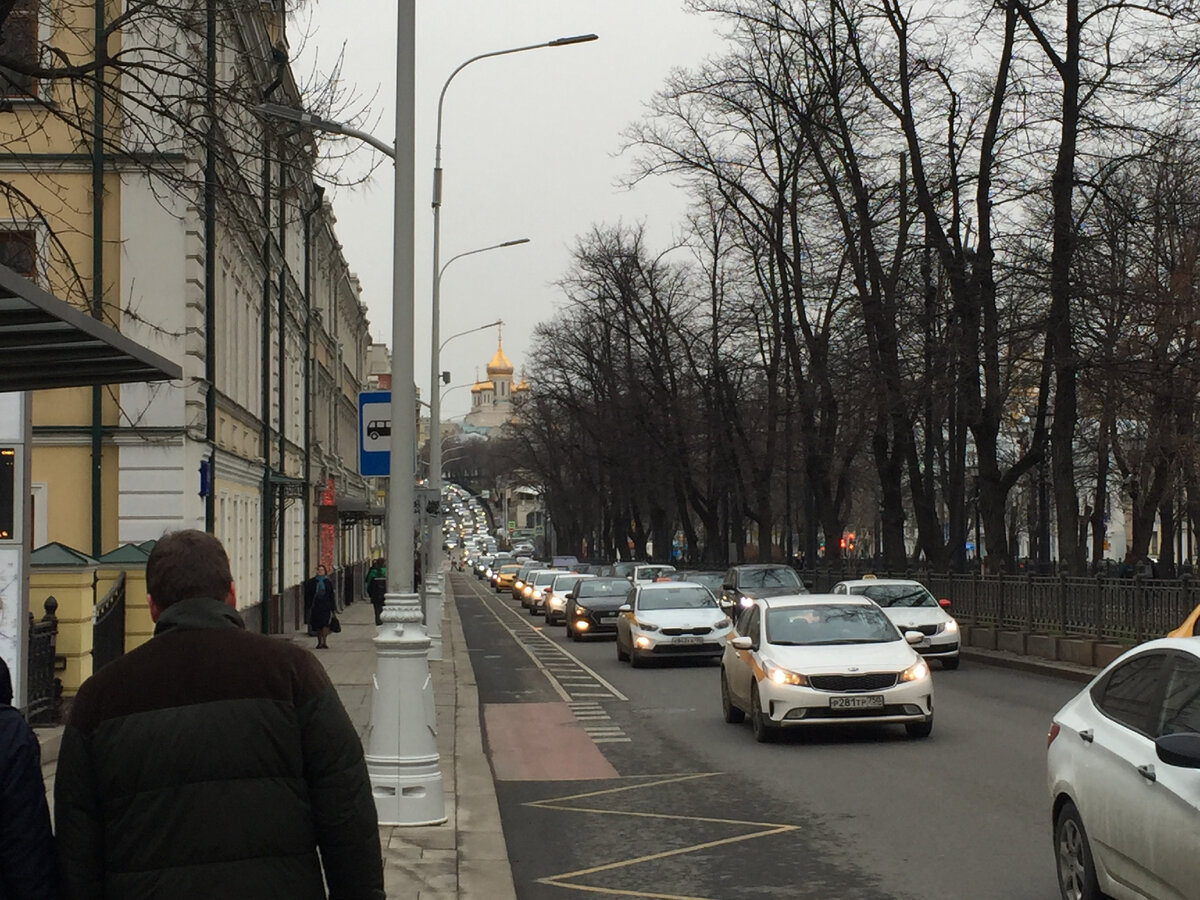 Вдали впереди перспектива Рождественского бульвара с куполами Воскресенского храма - со стороны Петровского бульвара (внешняя сторона)