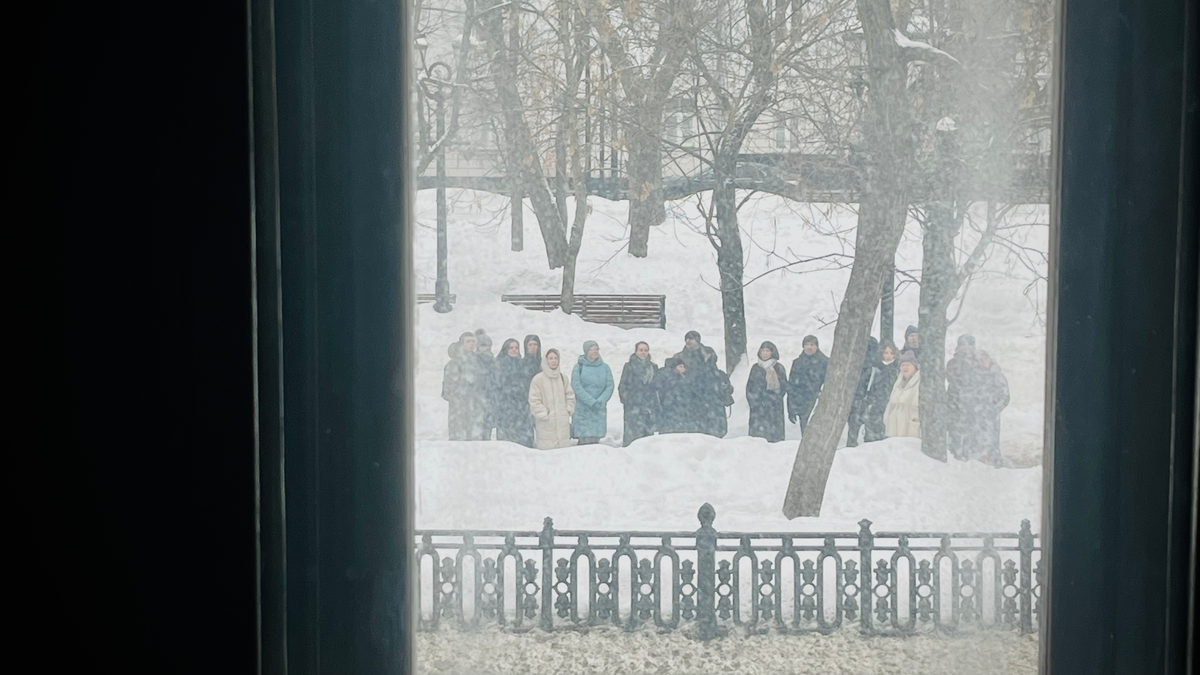 Москвичи смотрят на особняк Смирнова издалека в предвкушении теплой экскурсии