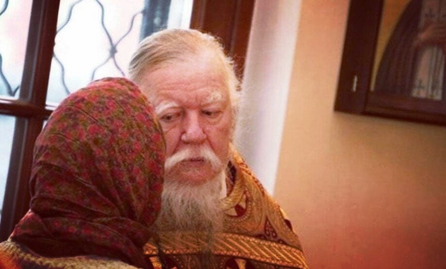 Протоиерей Димитрий Смирнов беседует с прихожанкой в храме.