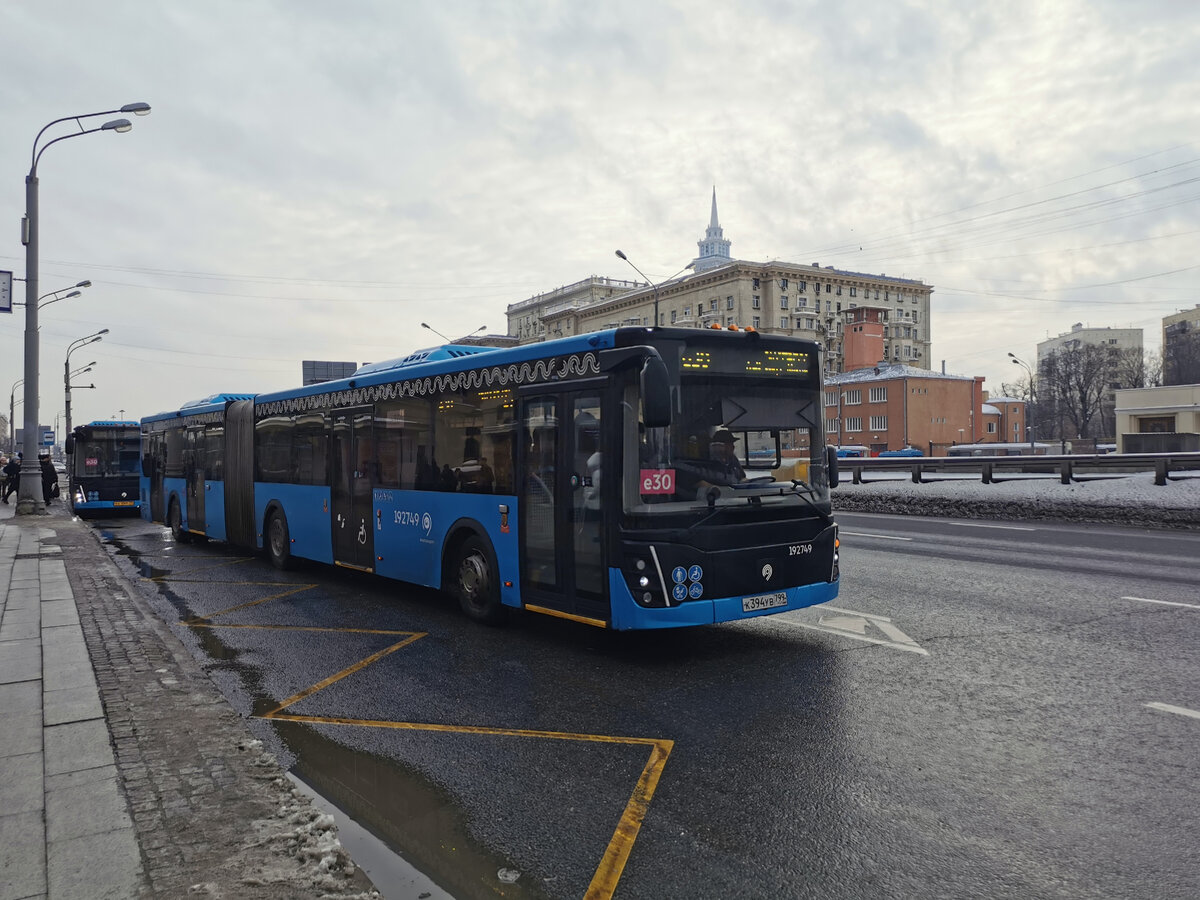Автобус 192749 ЛиАЗ-6213 на маршруте № 30. Ленинградский проспект у метро "Сокол".
