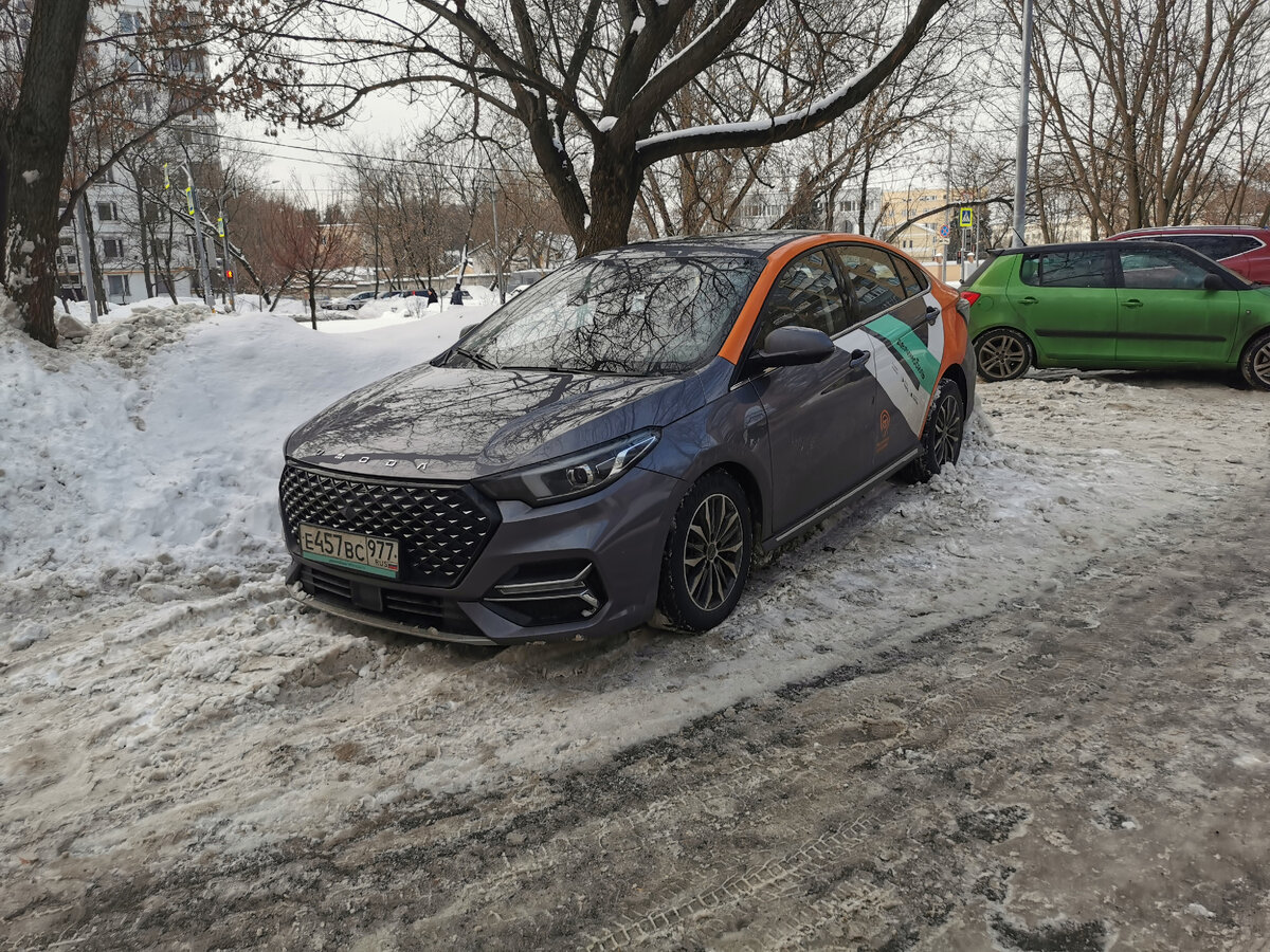 Каршеринговый автомобиль OMODA (LVV) S5, припарковался не очень параллельно, как сумел. В районе перекрёстка улиц Маршала Бирюзова и Пехотной улицы.