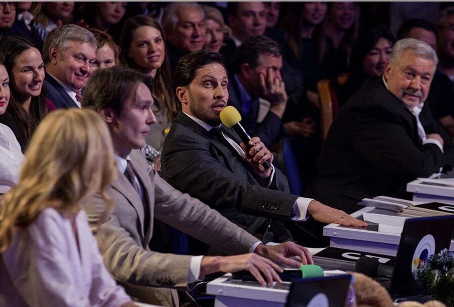 Неважно кто сидит в жюри, его непременно «обыграют» и похвалят. Даже Артура Пирожкова за вкусные пирожки.