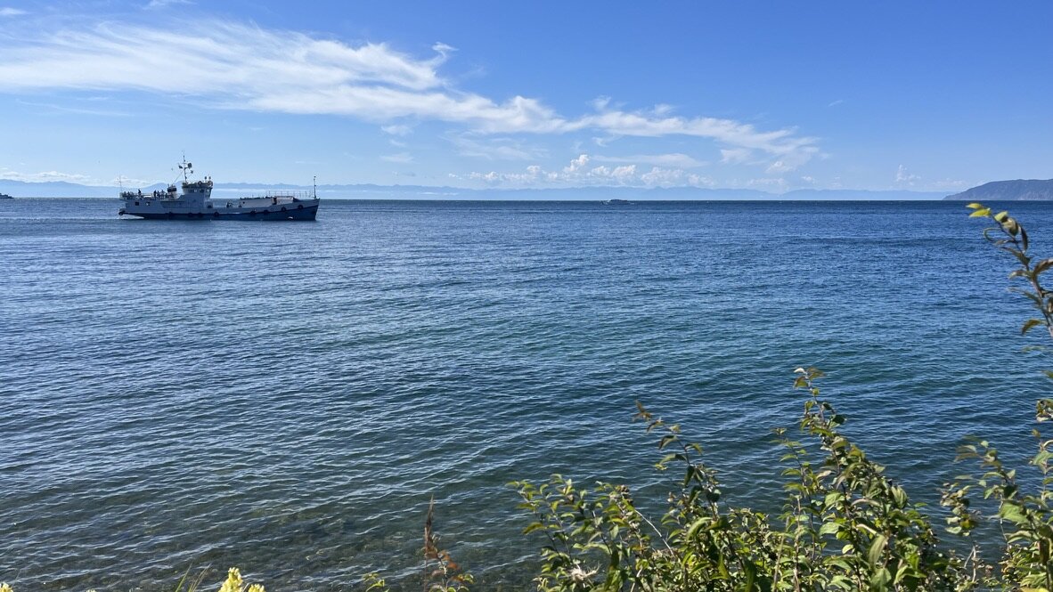 Вид на Байкал с набережной в поселке Листвянка. Фото автора канала "Крестики на карте"
