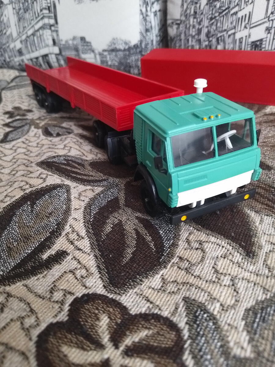 Модель Камаза 5410 от Элекона удивляет своими размерами и намекает на то, что места на полке займет достаточно.