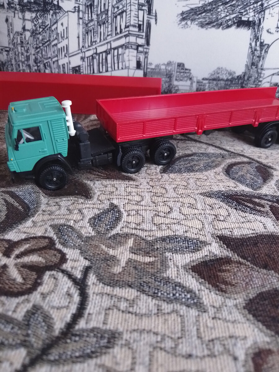 Модель с нанесенными тамповками смотрится гораздо интереснее.