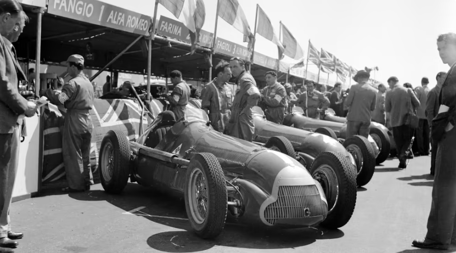 Боксы располагались между поворотами Abbey и Woodcote во временном сооружении.