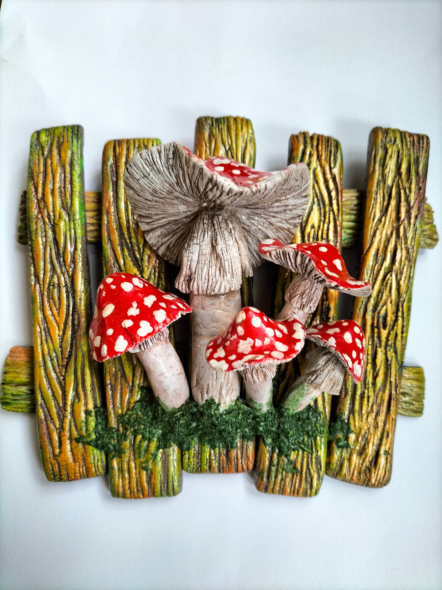 Часто хочется украсить свой дом чем-то красивым.Особенно приятно если изделие выполнено своими руками.Многие думают что не умеют.Но на просторах интернета можно найти массу обучающих видео.И создание чего-то нового очень порадует Вас.Ну а чтобы панно стало ещё и функциональным ,а не просто украшением можно прикрепить снизу крючки.И тогда можно использовать как ключницу или использовать на кухне для полотенец и т.д