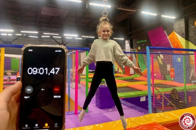    Воздушная гимнастика на волосах - редкий жанр. Фото: Книга рекордов России