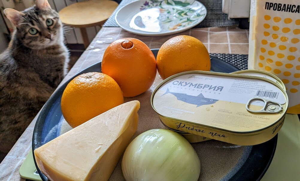 Набор продуктов для приготовления салата "Чудо". Кошка Туся надеется стать первым дегустатором (напрасно). Фото автора