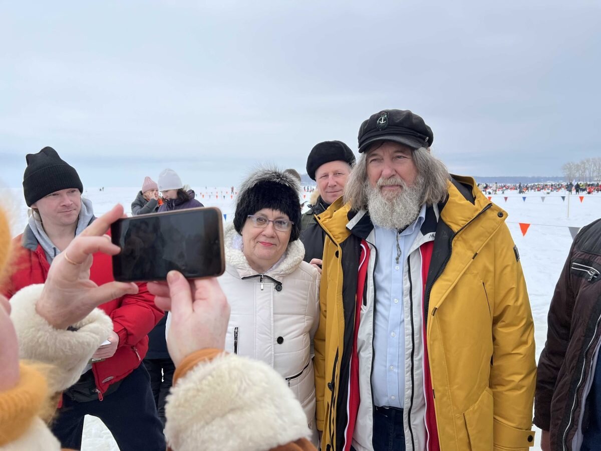    Знаменитый путешественник с удовольствием фотографировался и общался с участниками
