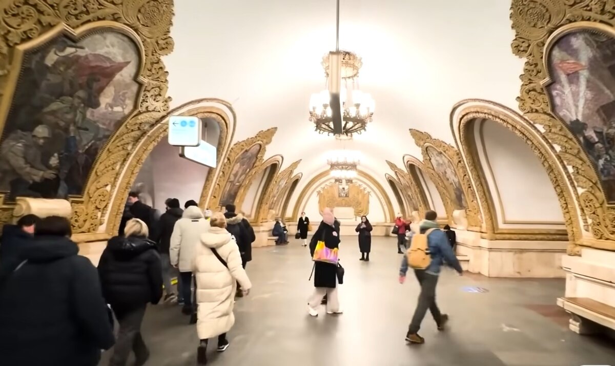 Tucker carlson. ведущий фокс ньюс карлсон. такер карлсон в русской шапке. американский журналист такер. такер карлсон последнее.