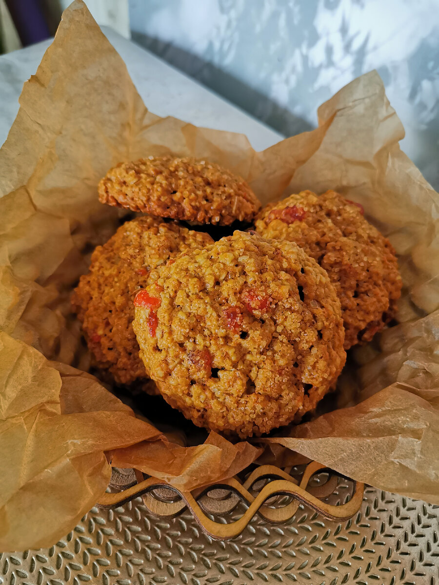 Печенье овсяное с вяленой вишней и орехами.