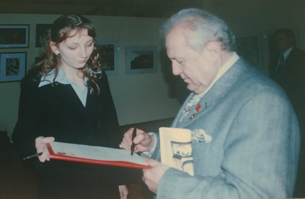 Зураб Константинович Церетели награждает меня дипломом и благодарностью за участие в создании серии портретов деятелей художественного образования.