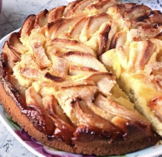 шарлотка пышная с яблоками. шарлот яблочный. пирог с яблоками в духовке рецепты пышный. шарлотка с яблоками классическая. шарлотка с яблоками классическая.