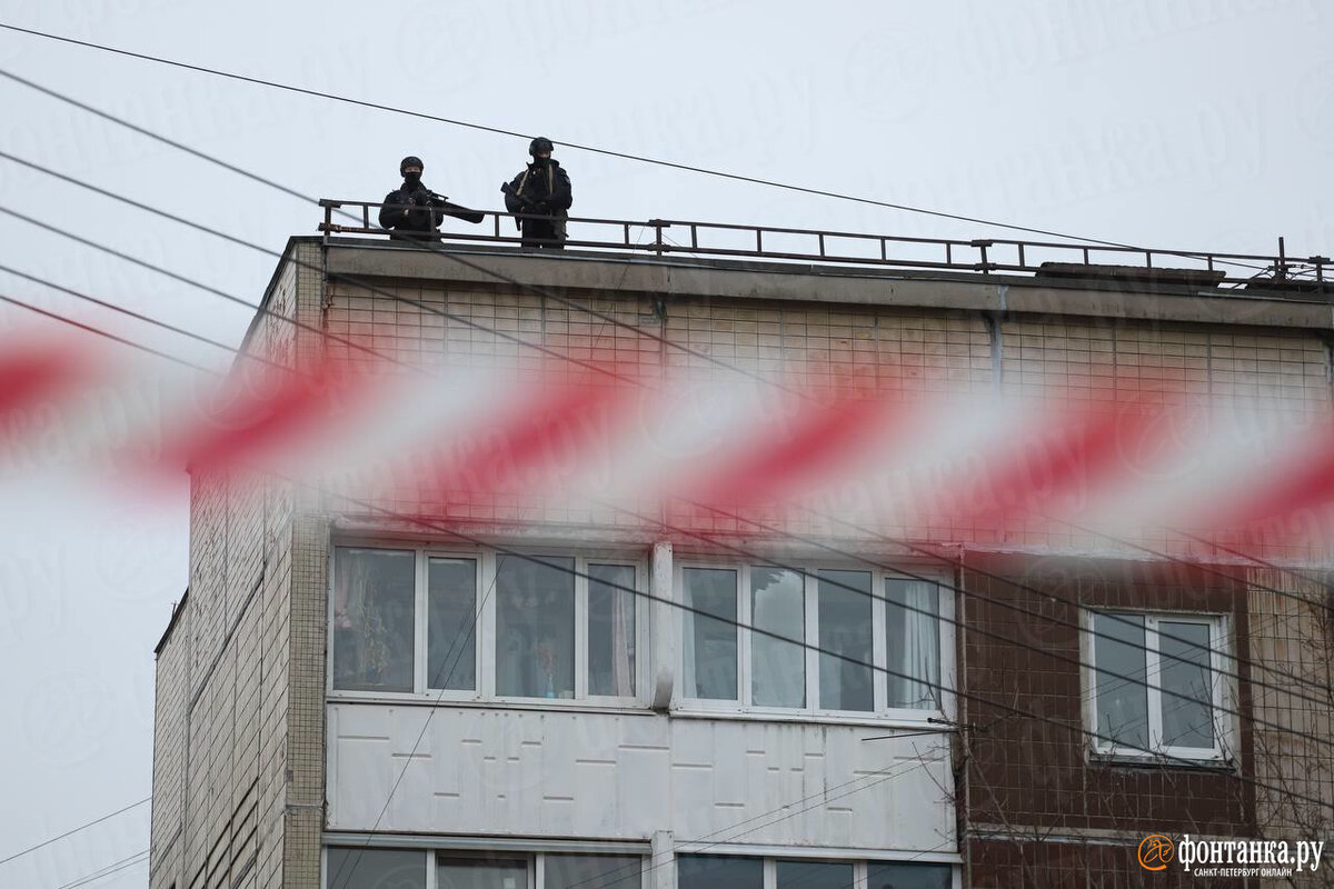 Ранним утром 2 марта в Петербурга произошло то, чего еще не бывало, —  беспилотник, летевший, вероятно, на нефтебазу «Ручьи», изменил курс и  врезался в жилой дом № 161 по Пискаревскому проспекту. Читайте