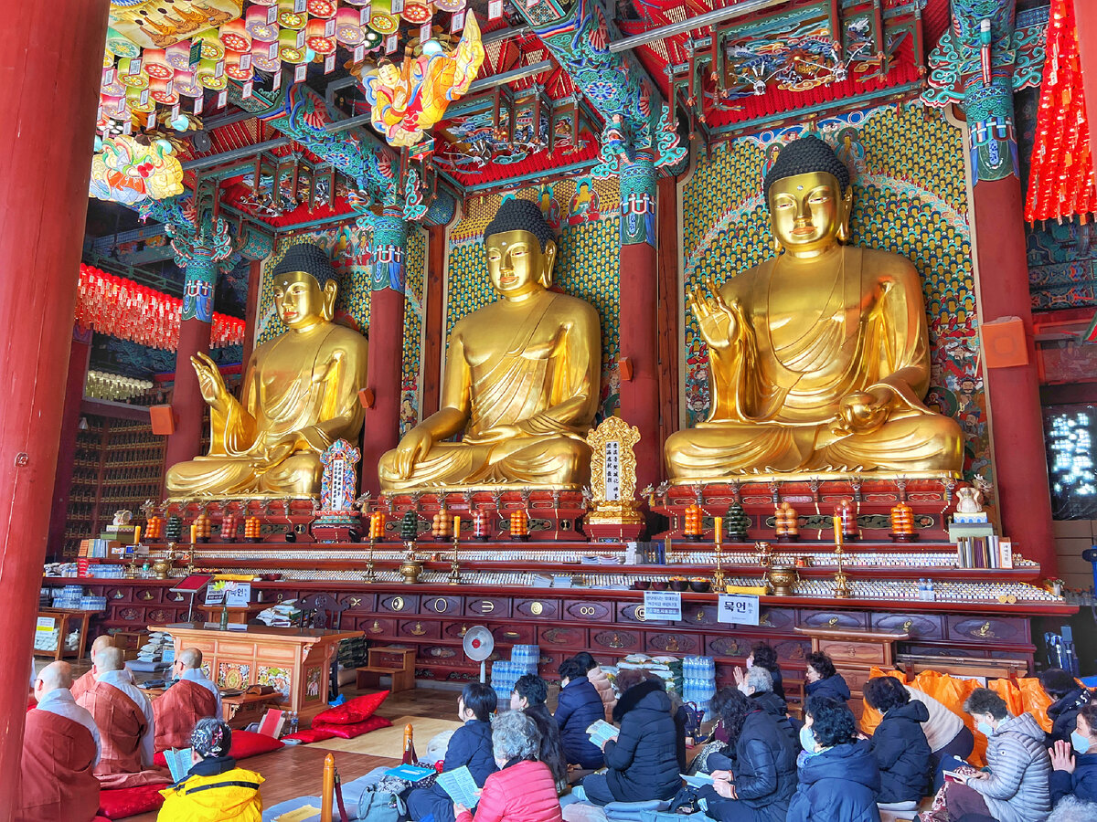 Буддийский храм Чогеса в Сеуле. Статуи трёх Будд. Фото автора