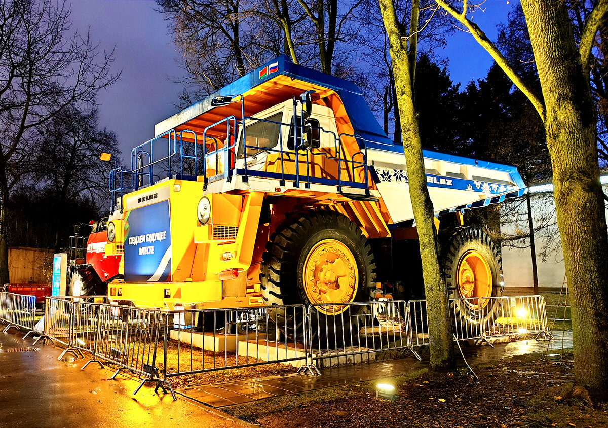 Ну очень большая жёлтая машина! 