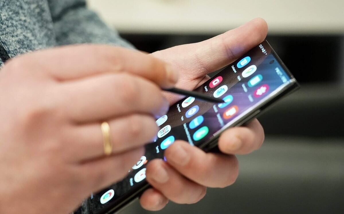    Обновить Samsung может быть станет проще. А может быть и нет. Изображение: Известия