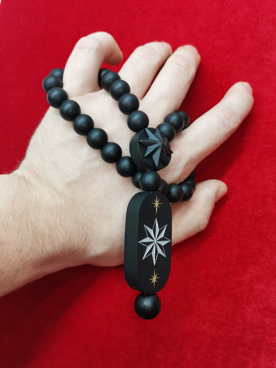 Чётки могут быть изготовлены из разных материалов, таких как дерево, камень или драгоценные камни. Каждый материал имеет свою энергетику и символику, которая может влиять на духовный опыт и практику.