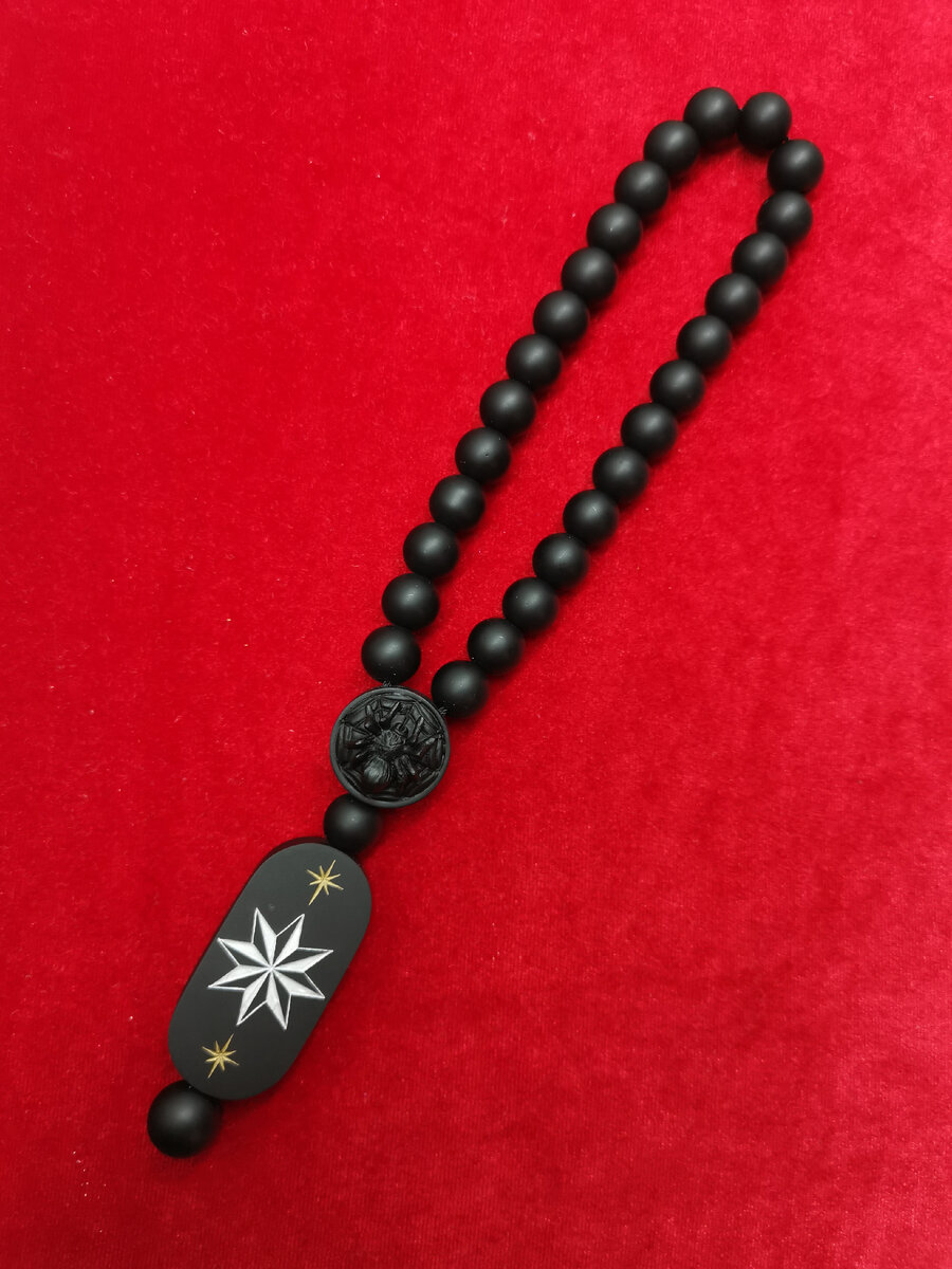 Уход за чётками прост и не требует особых усилий. Регулярное очищение и забота помогут сохранить их красоту и энергетическую силу.