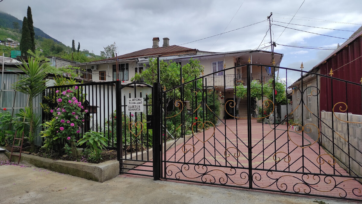 Жилье в частном секторе обычно тоже не отстает от этого процесса. Фото: Кирилл Полиенко/Polienko: путешествуем вдвоём