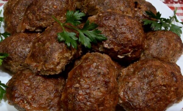 Запекаем котлеты в духовке время. Котлеты на противне. Котлеты в духовке. Запекаем котлеты в духовке время. Котлеты запеченные в духовке.