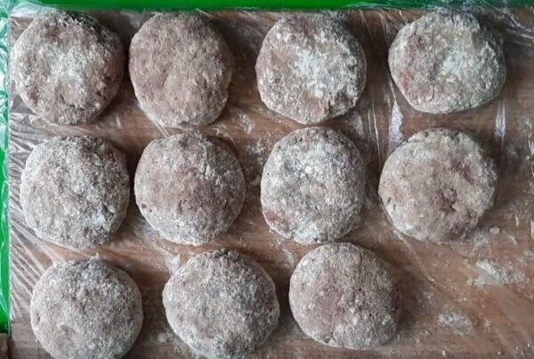 котлеты в духовке на противне. таблица запекания мяса. запекать котлеты в духовке температура сколько. при какой температуре запекать котлеты в духовке и сколько по времени. котлеты на протвине в духовке.