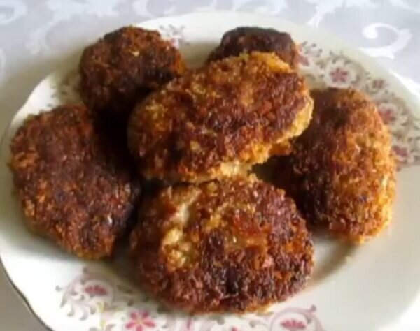 Котлеты в духовке. Сколько запекать котлеты в духовке из говядины. Котлеты на противне. Котлеты запеченные в духовке. Котлеты в духовке сочные.