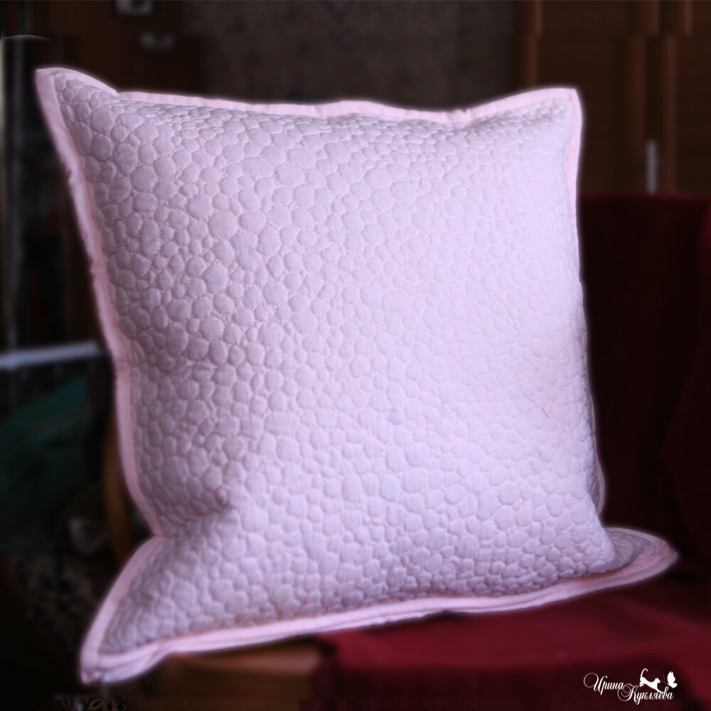 Оборот декоративной наволочки на диванную подушку в технике Трапунто. Фото автора. 