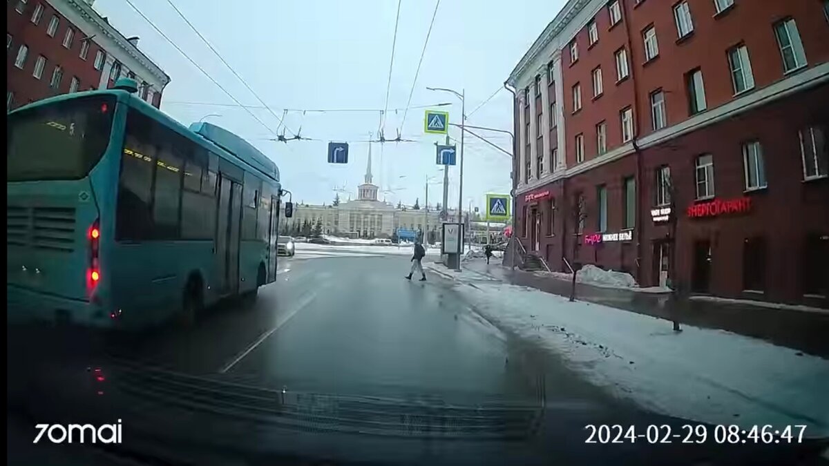 Маршрутка промчалась перед пешеходом в центре города | Столица на Онего -  новости Петрозаводска и Карелии | Дзен