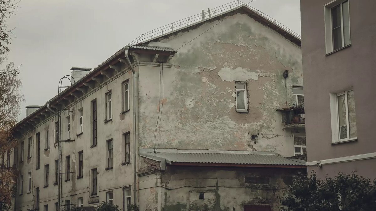     Мэр Дзержинска Иван Носков в своем личном telegram-канале сообщил, что до конца 2025 года 140 семей расселят из аварийного жилья. Чиновник назвал конкретные адреса домов.