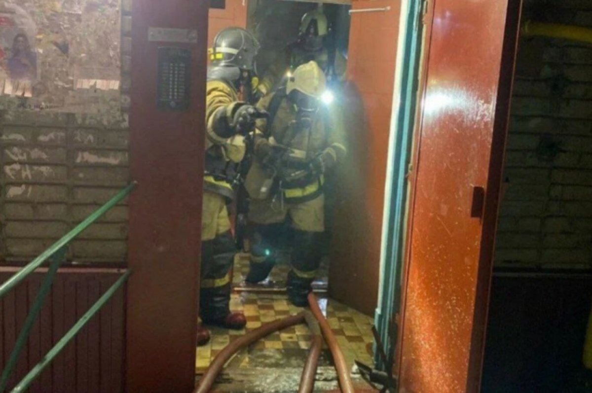    Сотрудники омского МЧС спасли из пожара 13 человек