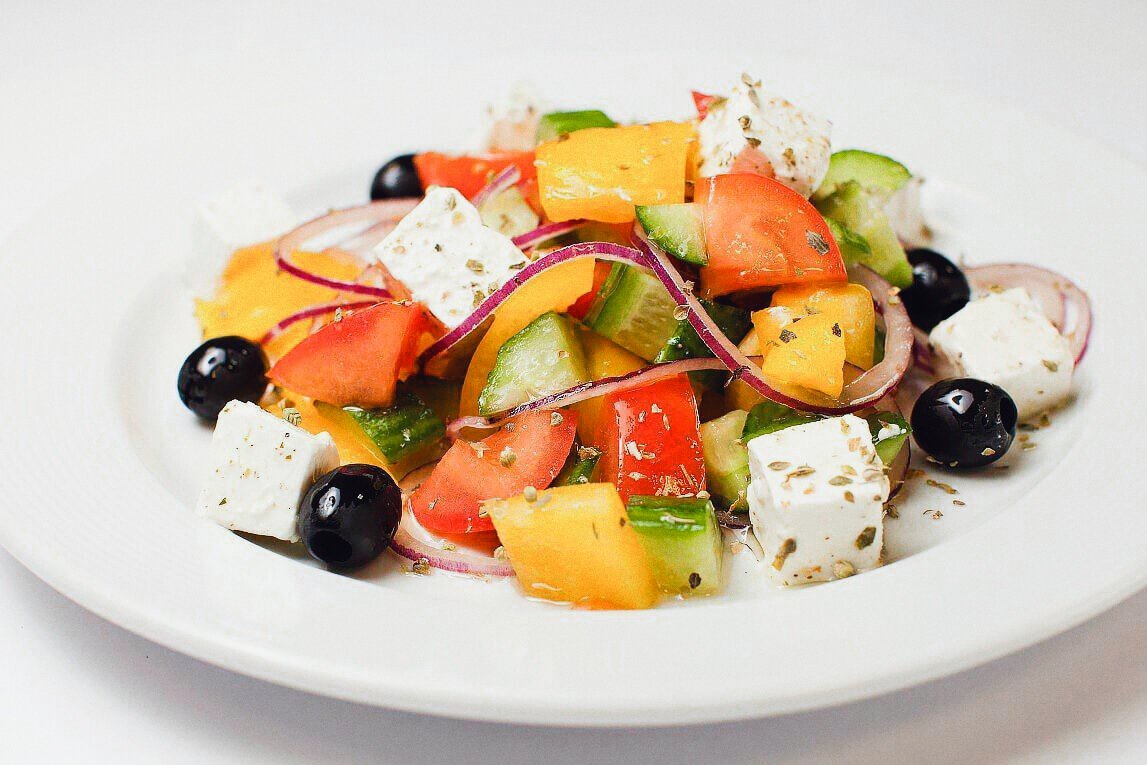 Салат помидоры огурцы перец калорийность. Салат из свежих огурцов и помидоров. Салат с помидорами и сельдереем. Салат огурцы помидоры со сметаной. Салат помидоры огурцы перец калорийность.