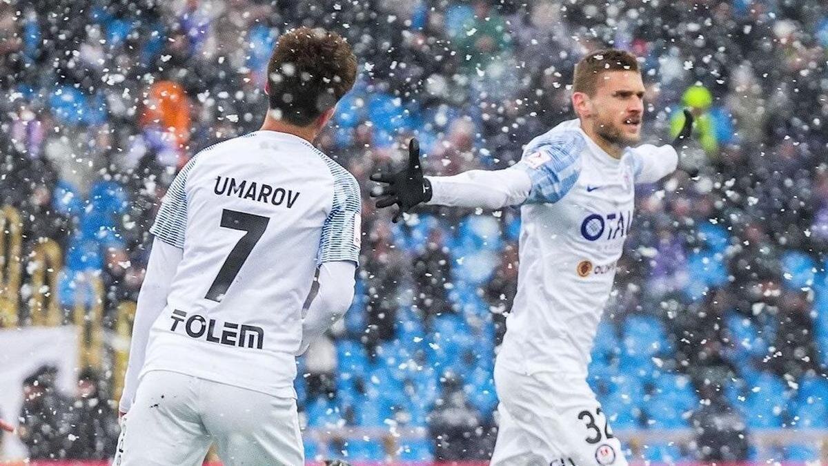    Футболисты "Ордабасы" Шохбоз Умаров и Игорь Пластун (слева направо):Профессиональная футбольная лига Казахстана