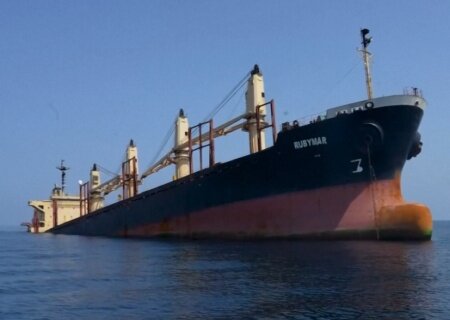    Хуситы отправили ко дну британский сухогруз Rubymar в Красном море