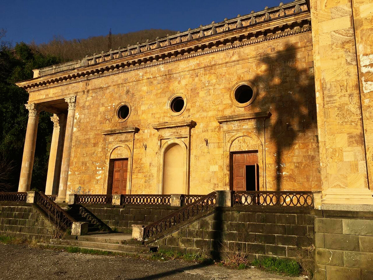 Абхазы в обычной жизни. Жизнь в абхазии для русских. Абхазия озеро рица туристы. Озеро рица туристы. Амфитеатр абхазия.