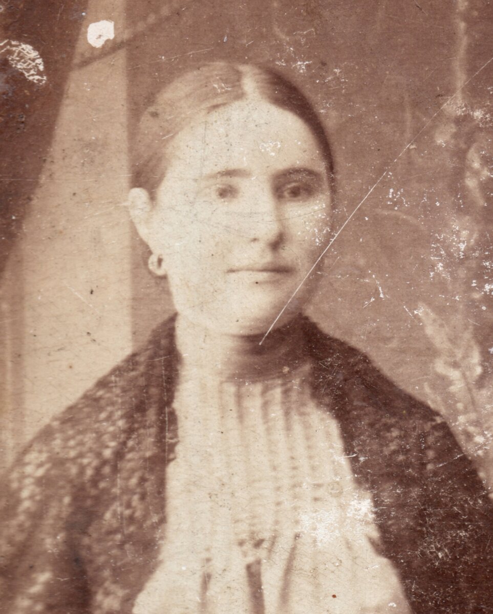 Екатерина Дмитриевна, 24 года. Говорят, что была очень похожа на своего отца, как по мне довольно симпатичная барышня. 1915 год, фотограф А. Бердников, г. Кашира Тульской губернии