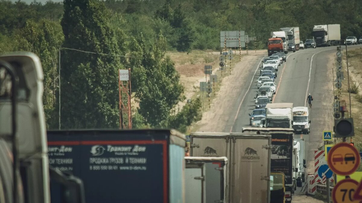     В Ростовской области движение на 30 километрах трассы М-4 «Дон» остановилось из-за дорожных работ, сведения об этом появились на «Яндекс Карты».