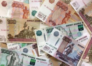  На всех современных российских банкнотах присутствует надпись «Билет Банка России». Тут же возникает вопрос – почему наличка в нашей стране получила такое название? Или раньше было иначе?