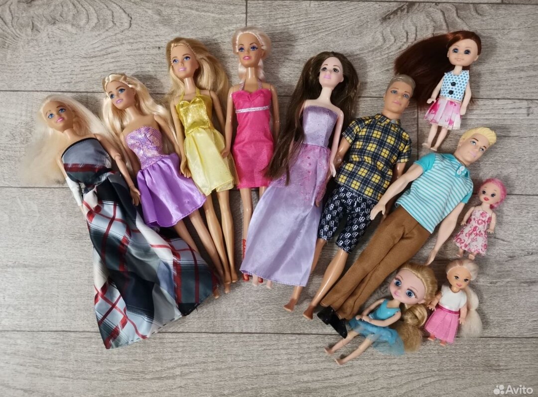 С этими куклами я приняла решение расстаться, большая часть из них - старенькие дочкины, но она все равно, если играет, берет тех, кто покрасивее - любимых Аврор или свою Дайю. 