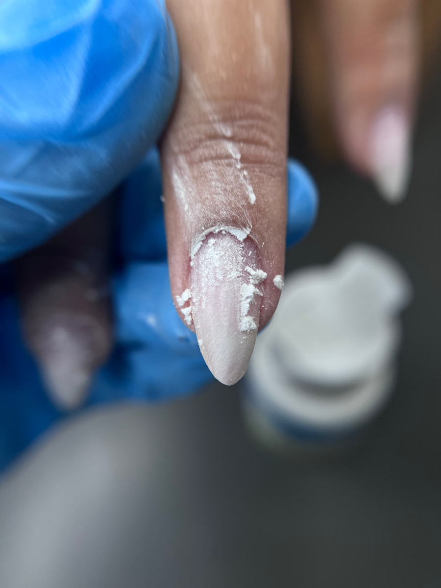 Я советую убирать присыпку поочередно с каждого пальчика. Пока вы чистите кутикулу присыпка работала на остальных пальцах. Не забываем перед нанесение базы хорошенько протирать обезжиривателем.