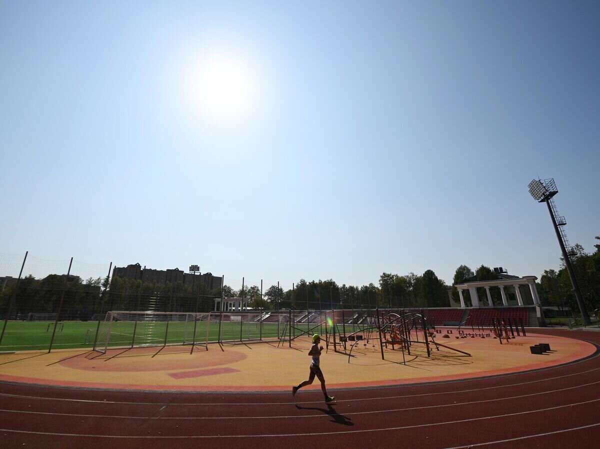    Женщина занимается спортом на стадионе "Авангард" в Москве© РИА Новости / Кирилл Зыков