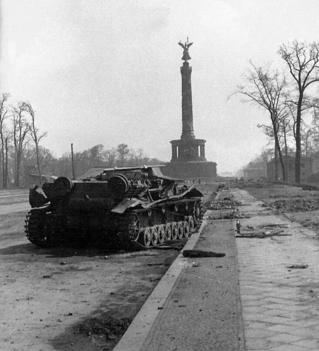 Самоходка Stug 40 ausf g в парке Тиргартен одна из тех, что действовала у Рейхстага