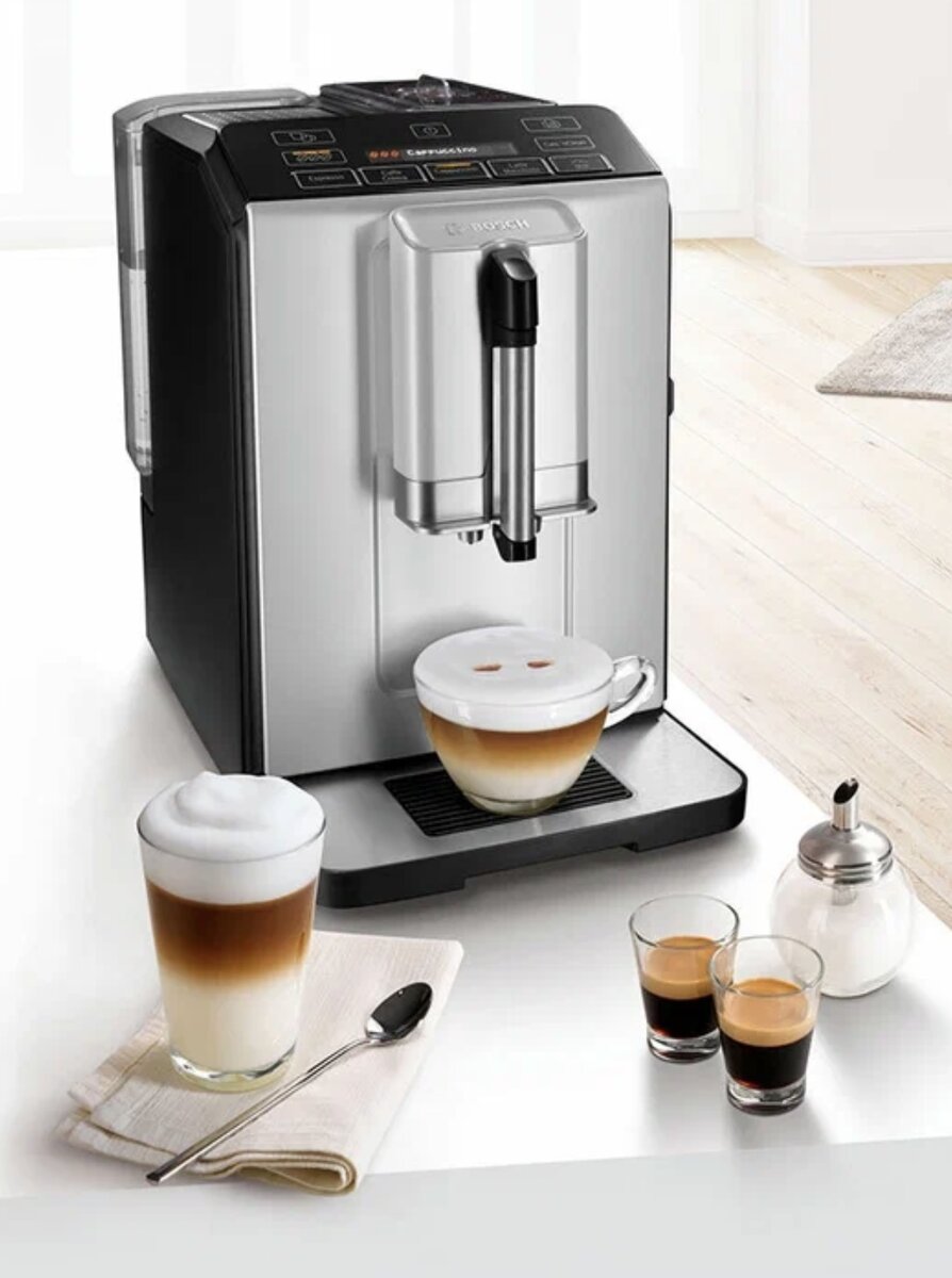 Автоматическая кофемашина Bosch VeroCup 300
(TIS30321RW) имеет объем 1,4 л и оснащена программами для приготовления разнообразных видов кофе: эспрессо, крема, капучино, маккиато.
Имеет встроенную кофемолку с возможностью регулировки степени помола кофейных зерен. Также регулировать можно крепость и объем напитка, температуру и жесткость воды.
Система с быстрым разогревом
Кофемашина оснащена функцией быстрого разогрева, что позволяет экономить время на приготовление любимого напитка. Модель имеет габариты 378x247×420 мм и весит 7,2 кг. Корпус представлен в серебристом цвете.
Особенности изделия:
• модель данной сборки оборудована
резервуаром для воды, а также емкостью с керамическими жерновами для помола кофейных зерен;
• за один цикл работы можно приготовить две
порции кофе;
• объем резервуара для воды составляет 1,4 л;
• кофемолка рассчитана на 250 г;
• давление в резервуаре кофеварки - 15 бар;
• устройство потребляет мощность 1300 Вт.
Кофемашина этой модели оснащена функциями самоочистки и фильтрования воды, а также дренажным отсеком для сбора капель. Имеет настольный тип установки.