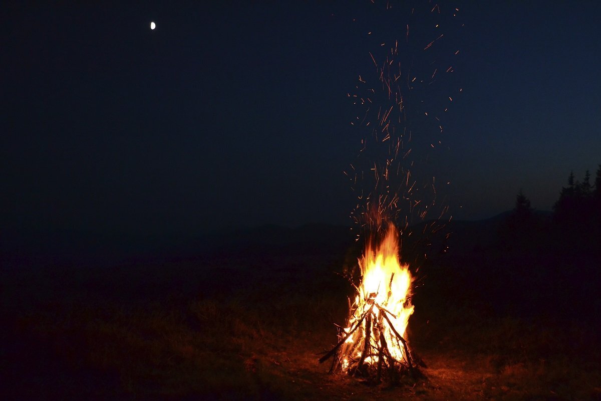 Костёр  в  ночи (возможно, что  и  цыганский), который  светит  всем