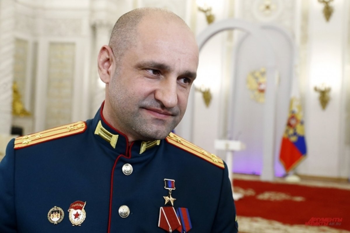    Артём Жога показал личные вещи сына на выставке на фестивале молодежи